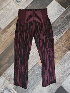 Lululemon High-Waist Maroon & Black Patterned Active Leggings
